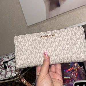 Michael Kors Long Canvas Logo Wristlet 🤎🤍🤎